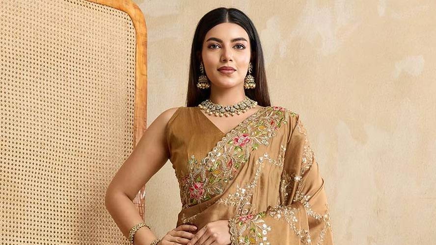 How Are Saree Manufacturers in Surat Introducing Bridal Trends?